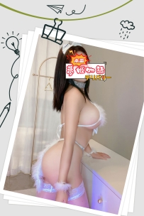 あかね（26歳） 都会のカフェ店員、笑顔の裏に秘めた情熱